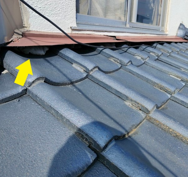 セメント瓦屋根の調査　壁際漆喰が剥がれてタオルを詰めている